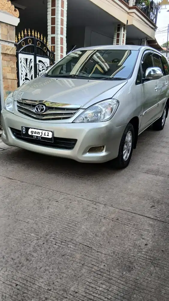 Toyota Innova G AT 2010