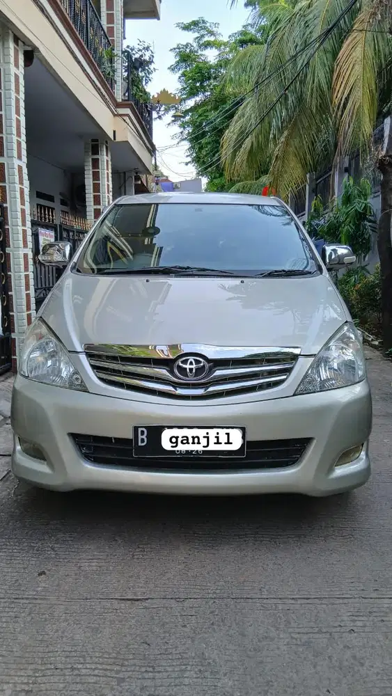 Toyota Innova G AT 2010