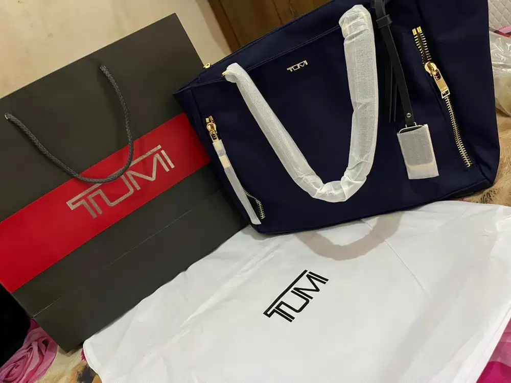 Tas Tumi warna navy pekat