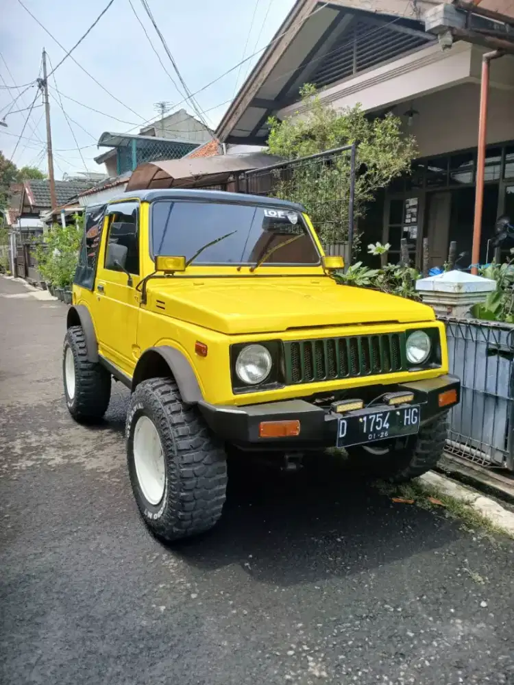 Mobil jimny kuning