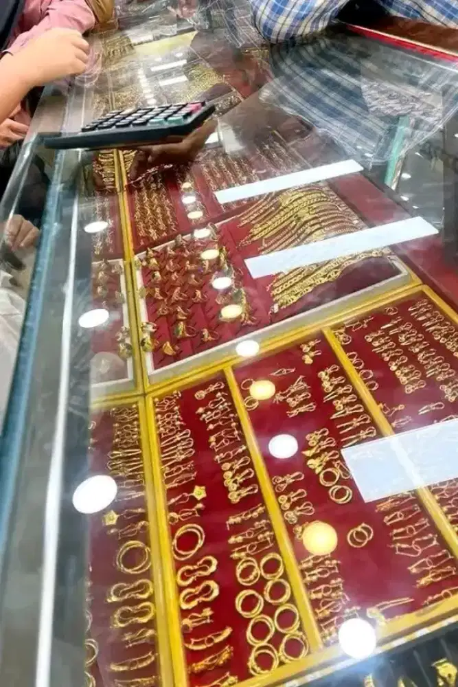 Karyawan toko accesories emas king Bekasi timur jl insinyur