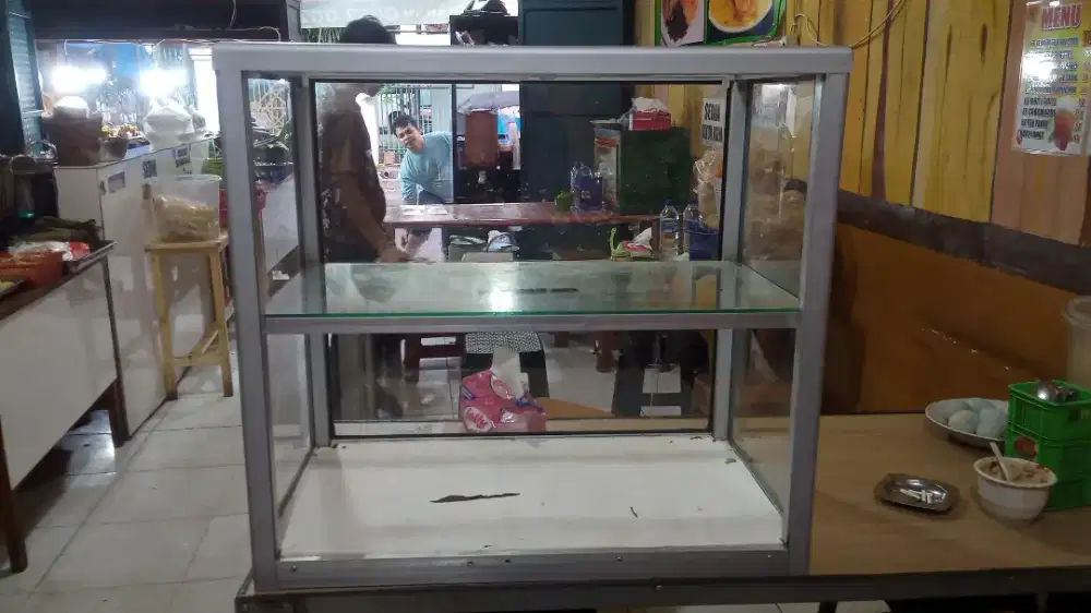 Etalase kaca almunium