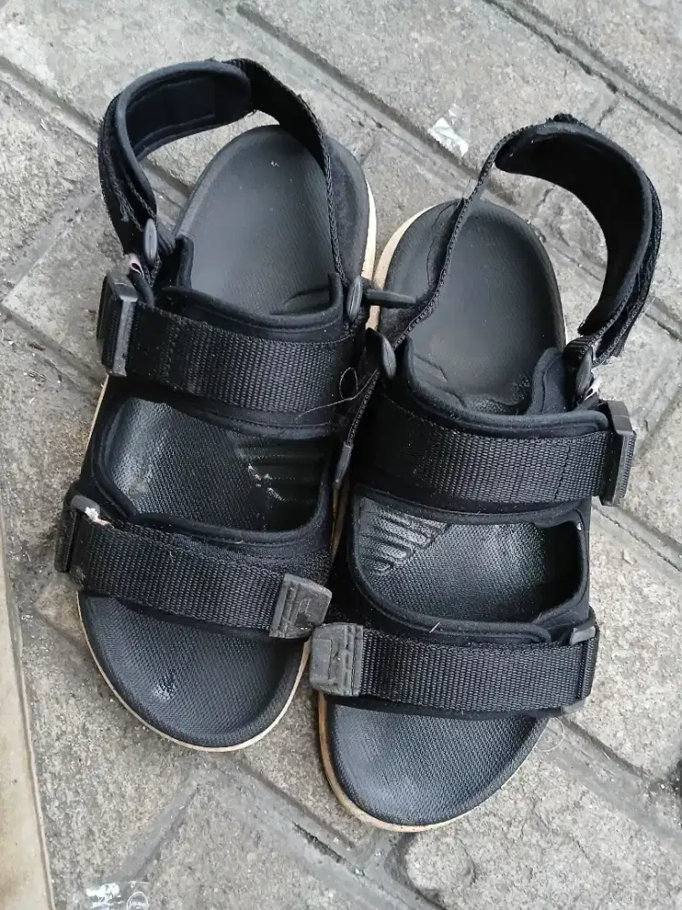 Sepatu sandal gunung