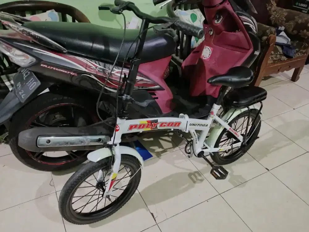 Sepeda lipat warna putih