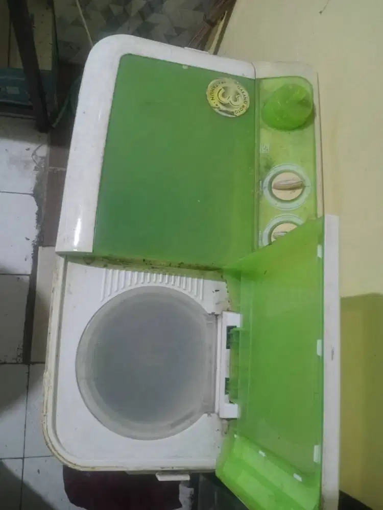 Di Jual mesin cuci, masi bagus.