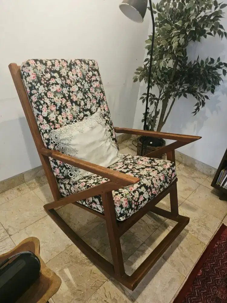 Di jual kursi goyang 850.000 n go sampe jadi