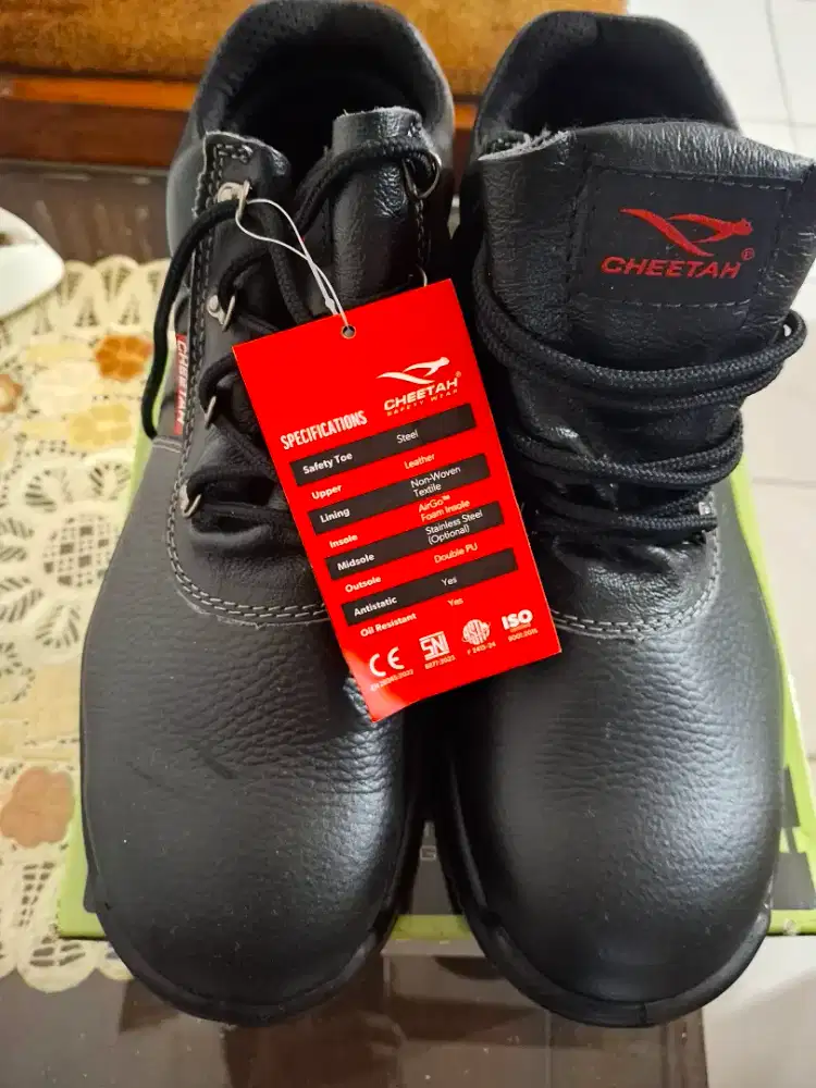 Dijual sepatu safety baru