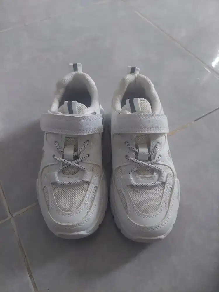 Sepatu anak SD ex dixplay harga 150/200