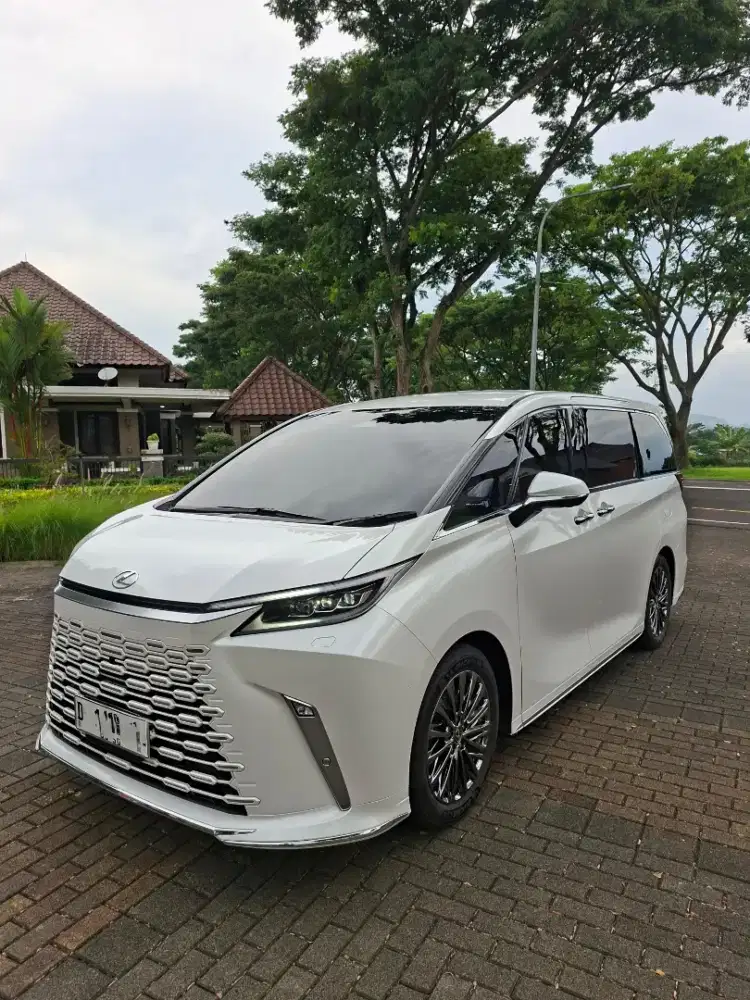 Lexus LM350h Hybrid AT 2025