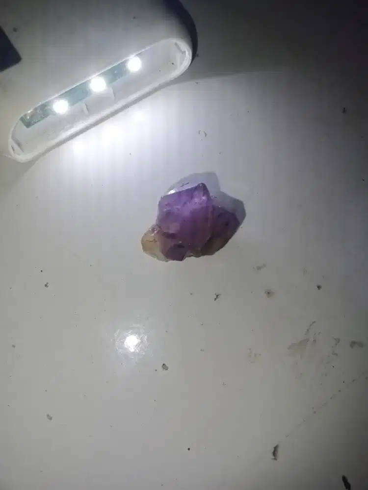 Batu kecubung ungu kasar