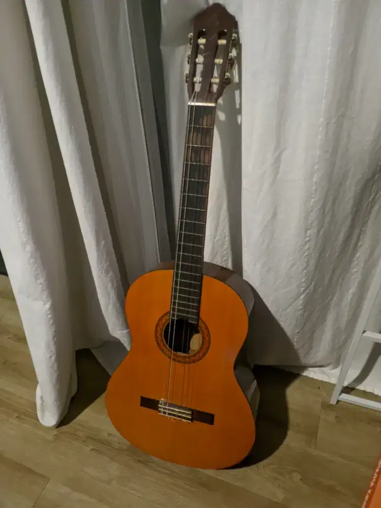 Gitar akustik Yamaha