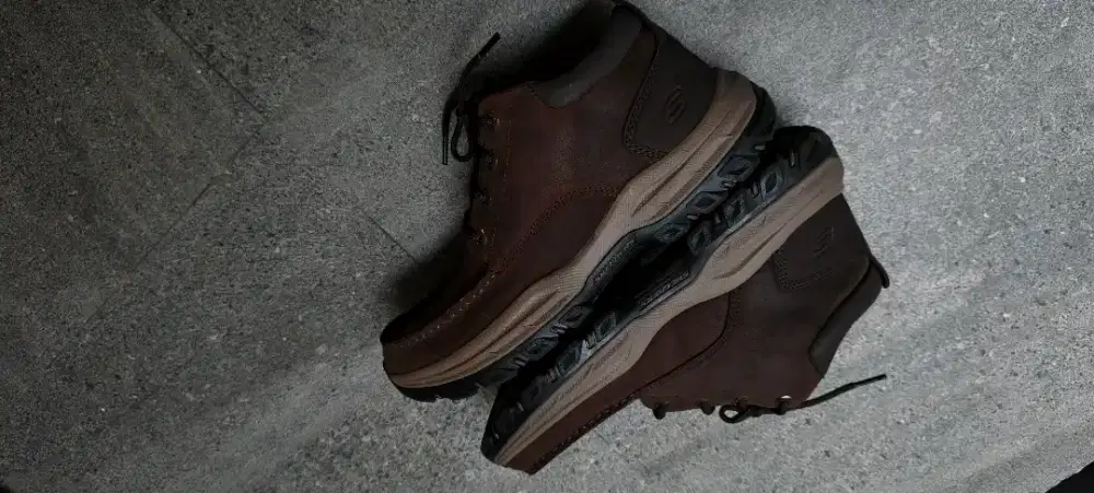 Like new, original skechers knowlson boots size 42