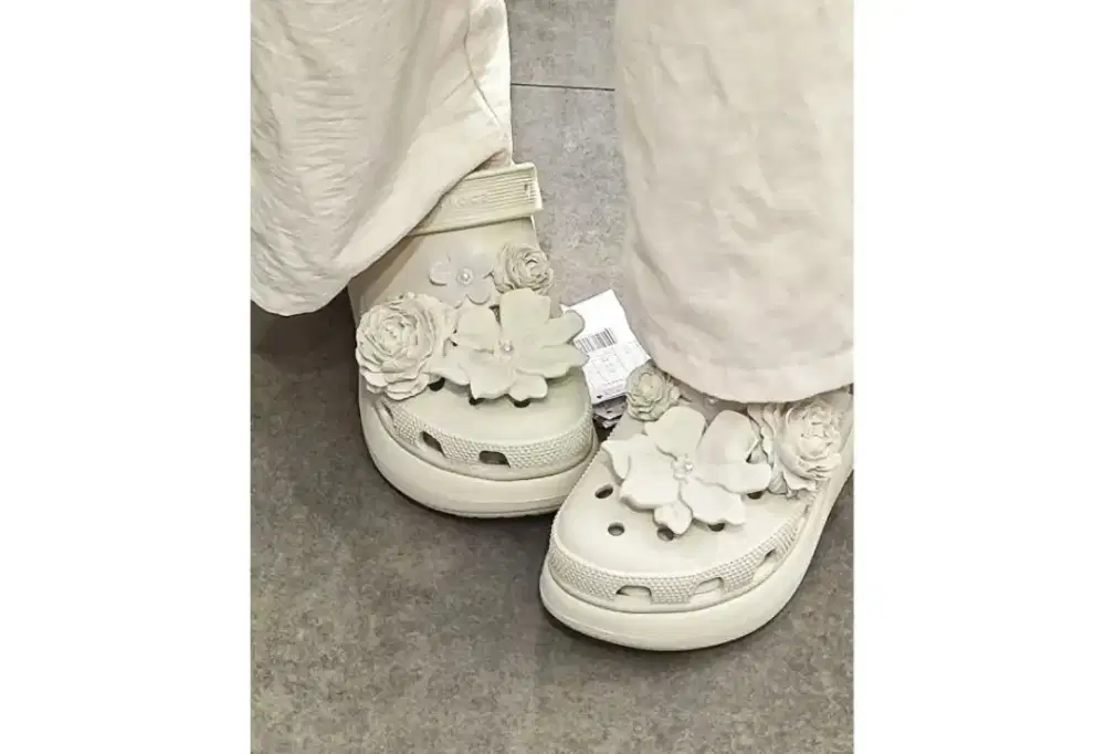 Crocs wanita broken white