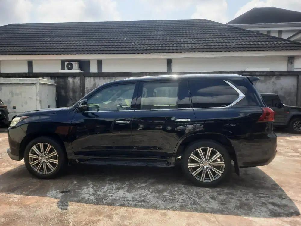 Lexus LX570 2017 Listrik