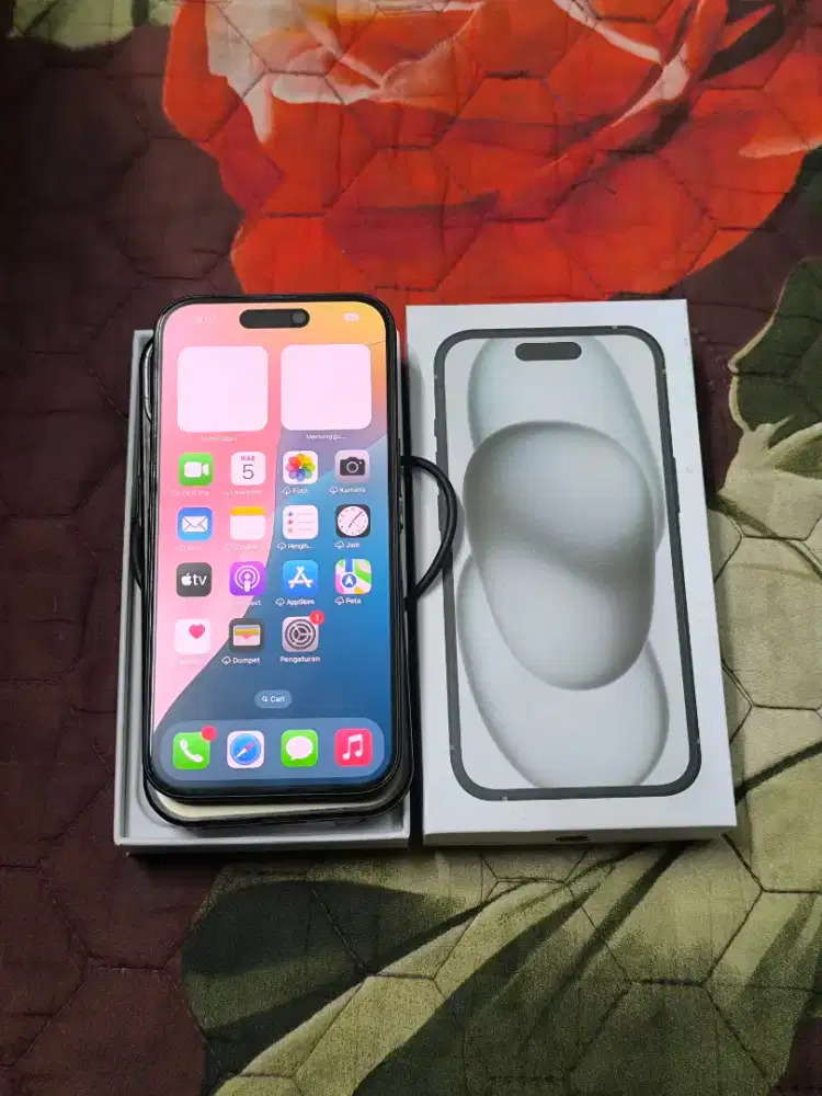 Iphone 15 besic 128 ibox garansi on fullset