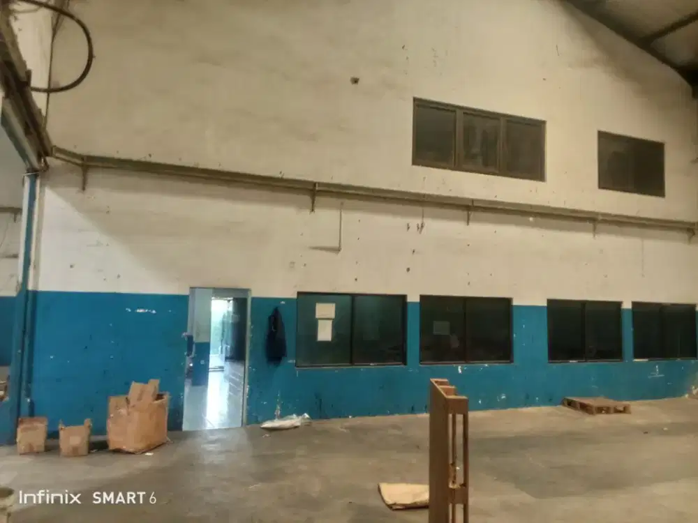 Disewakan gudang di kapuk kayu besar sudah ada kantor dekat pintu tol
