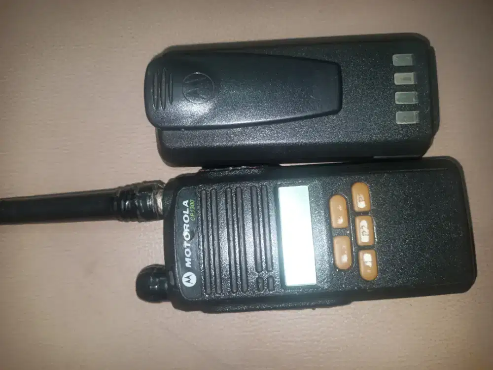 HT Motorola CP 1300 UHF normal ada 2 unit