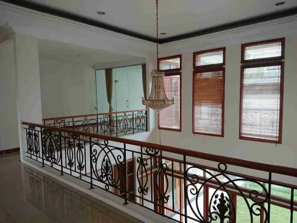 Rumah Mewah Semi Furnish Ternyaman di Kawasan Elite Setraduta Dago