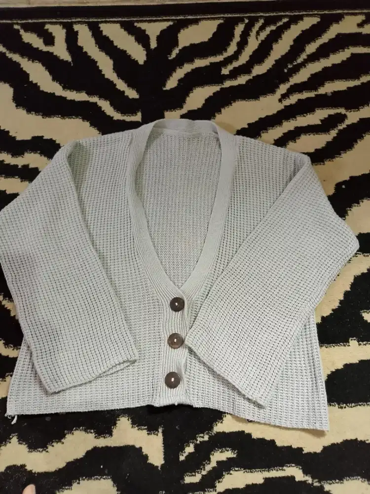Cardigan Rajut Abu-abu