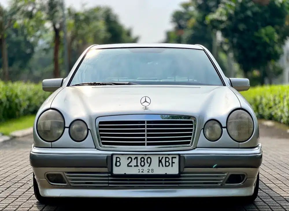 ANTIK Mobil Simpanan Mercy E320 W210 A/T 1997 new eyes Pjk Hdup Low KM