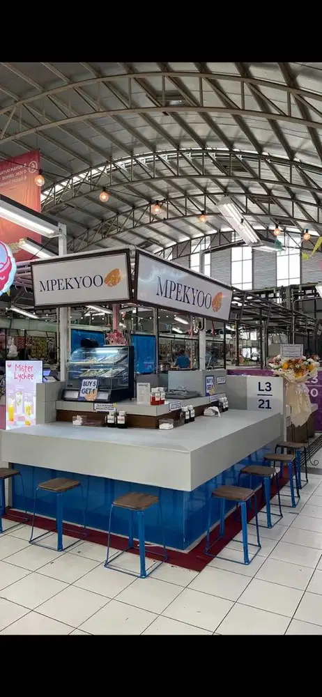 KARYAWAN OUTLET MAKANAN