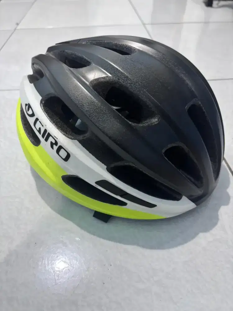 Helm sepeda giro isode