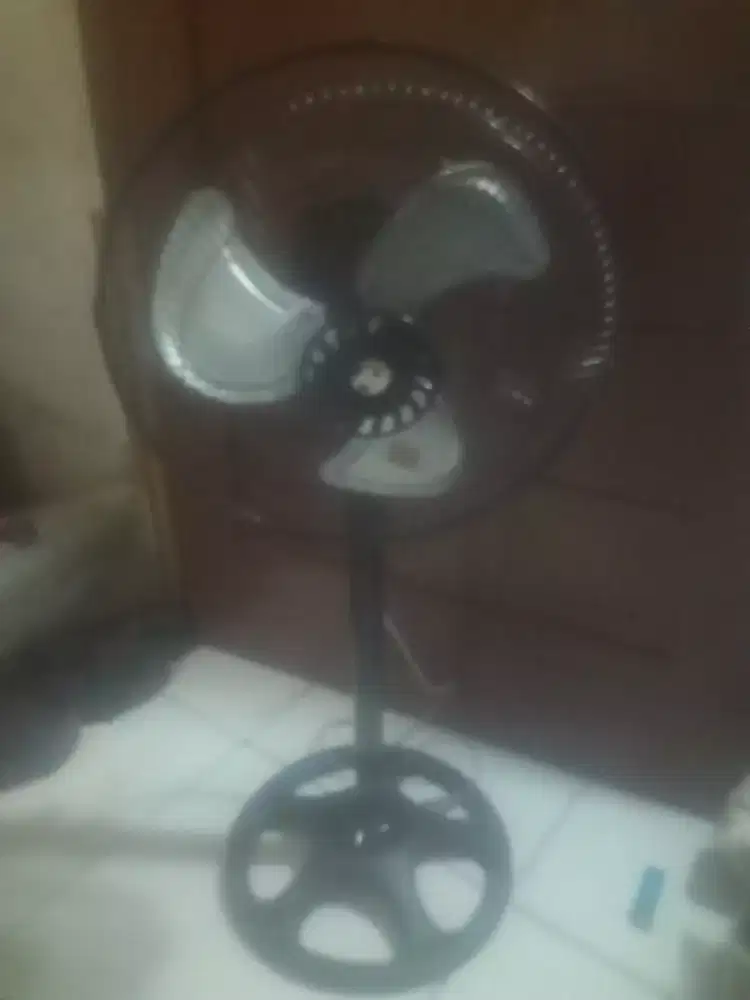 Kipas angin stand fan 12 inch sanex normal nego tipis