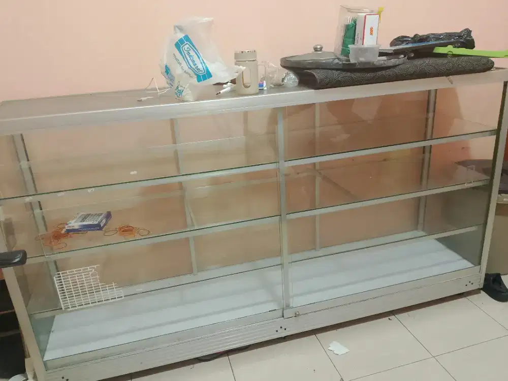Etalase kaca toko