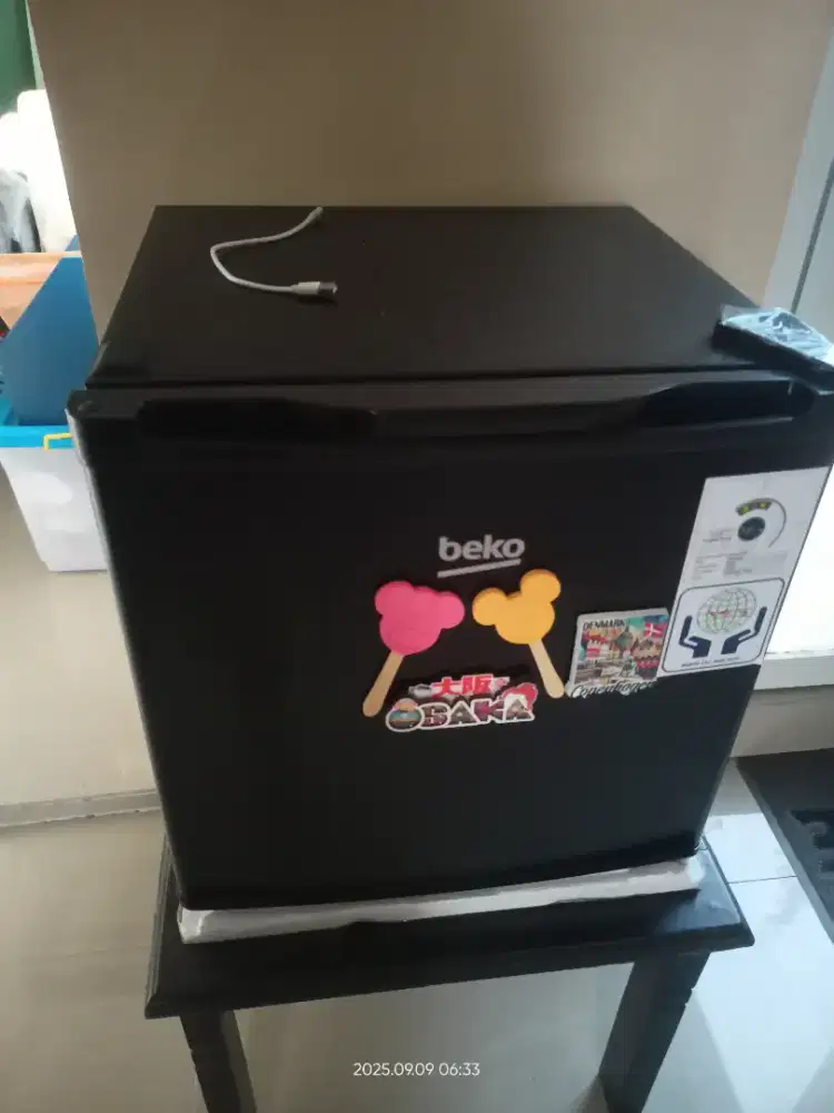 Lemari es kulkas mini portable masih seperti baru