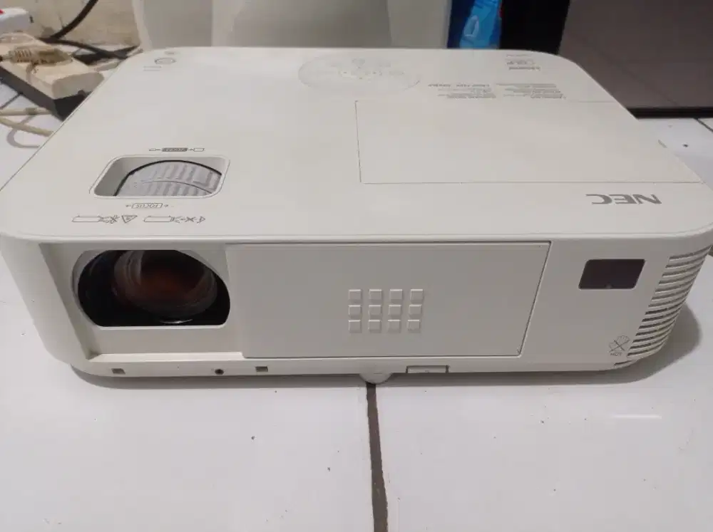 NEC M323W – Kualitas Tajam, Terang, dan Tahan Lama