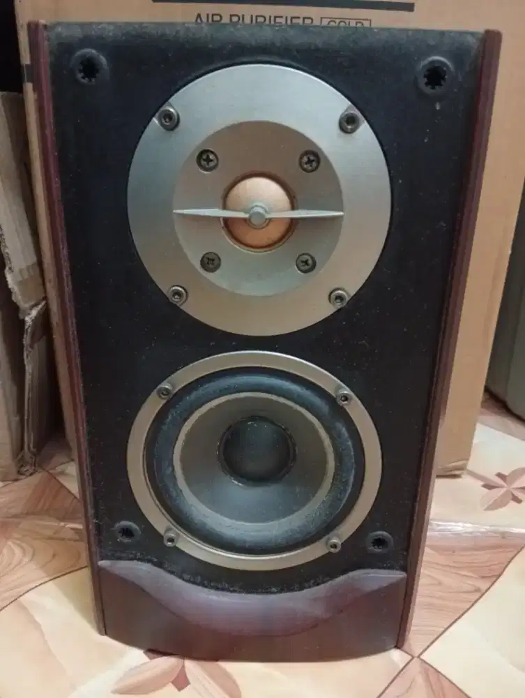 Di jual speaker sesuai foto.