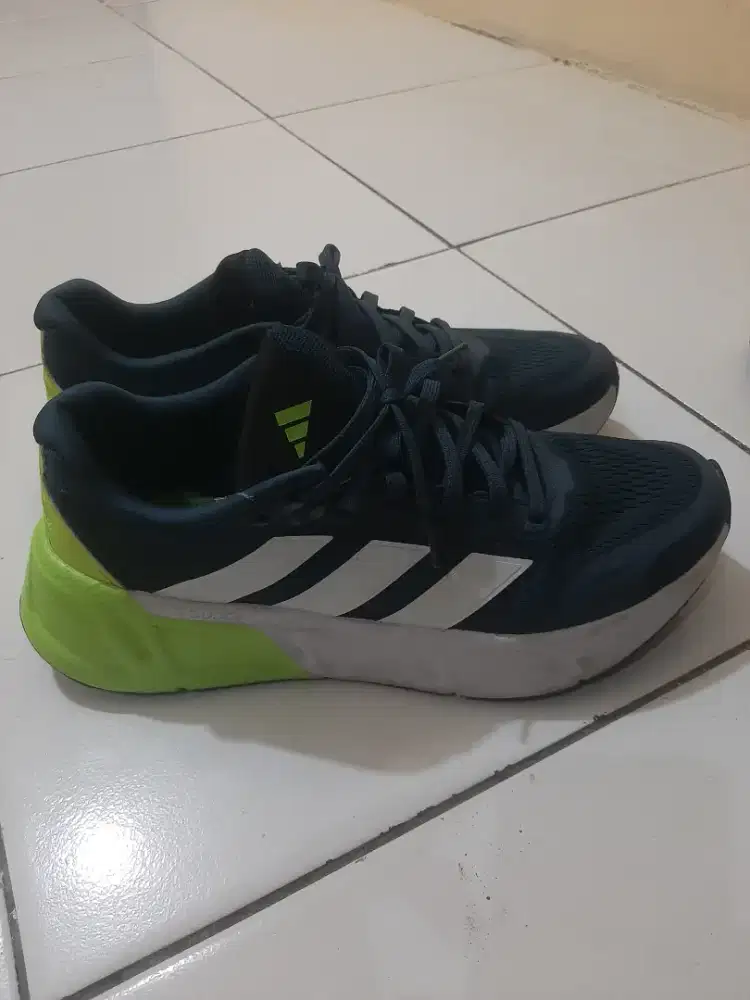 Sepatu adidas questar 2
