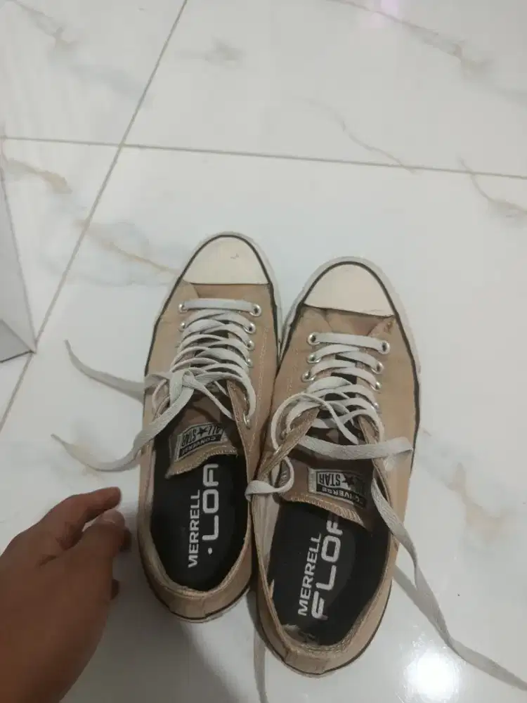 Sepatu Converse size 42 original