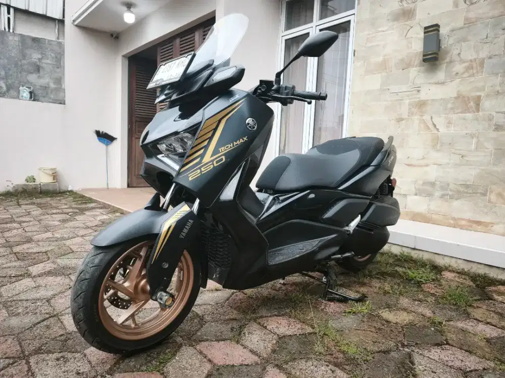 Xmax Connected Hitam