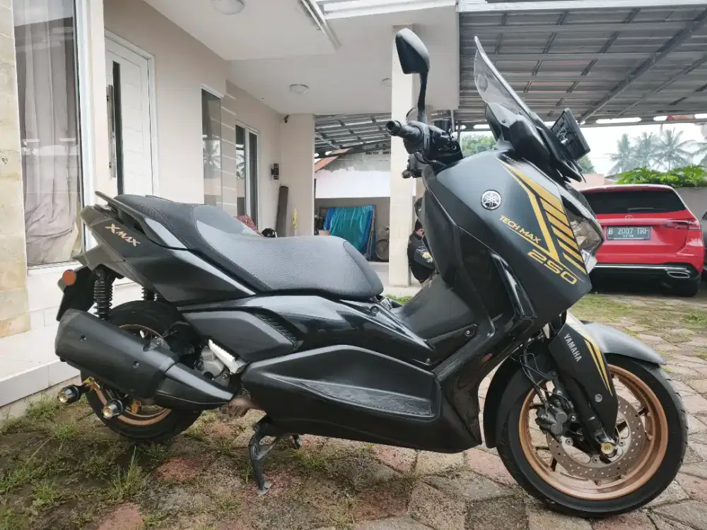 Xmax Connected Hitam