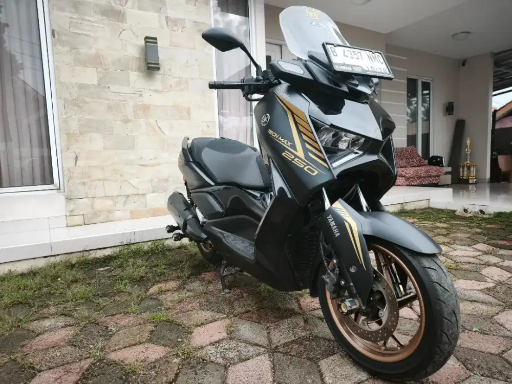 Xmax Connected Hitam