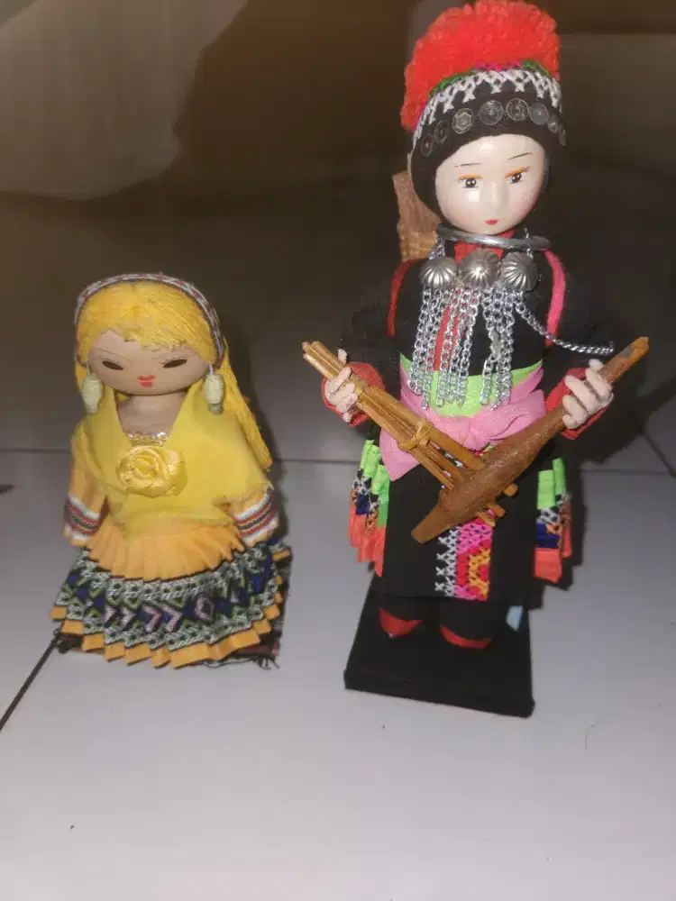 Boneka dari thailand dan pajangan keramik