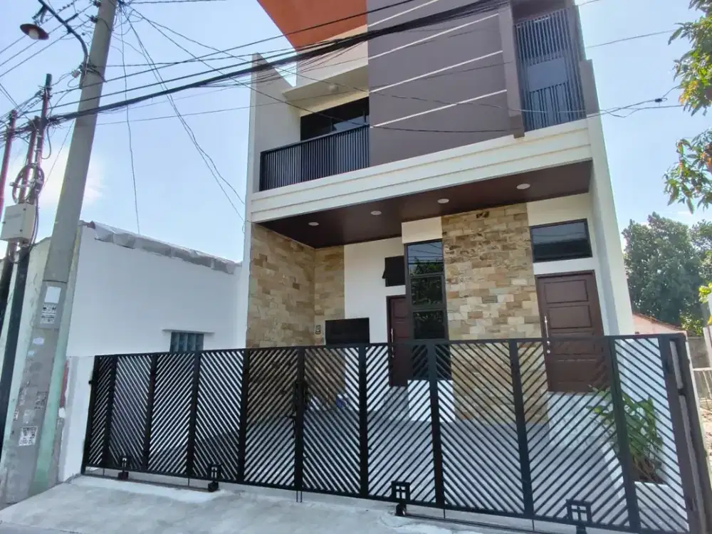 Harga Nego, Rumah 2 lantai Dekat UGM Jogja  ; Akses Kaliurang Mobil