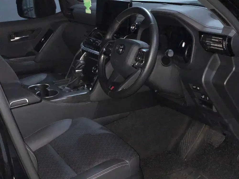 LC300 GR-Sport 2024. Pristine. KM 9.xxx slow going