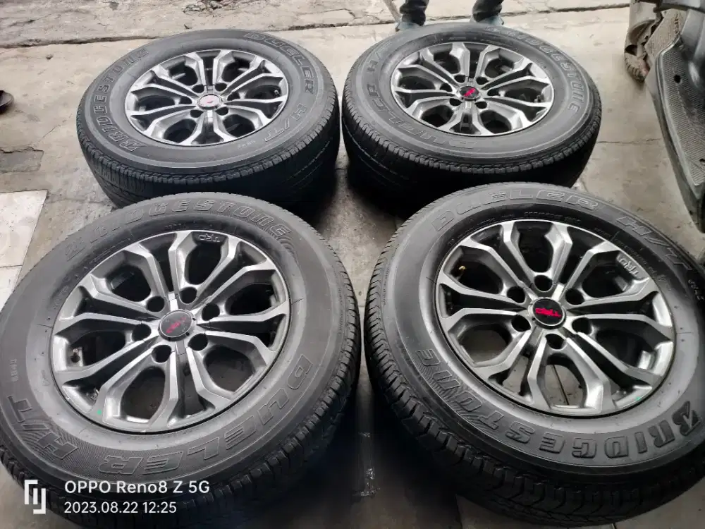 Jual vleg OEM fortuner R17 kond mulus ban msih 80% 4pcs.