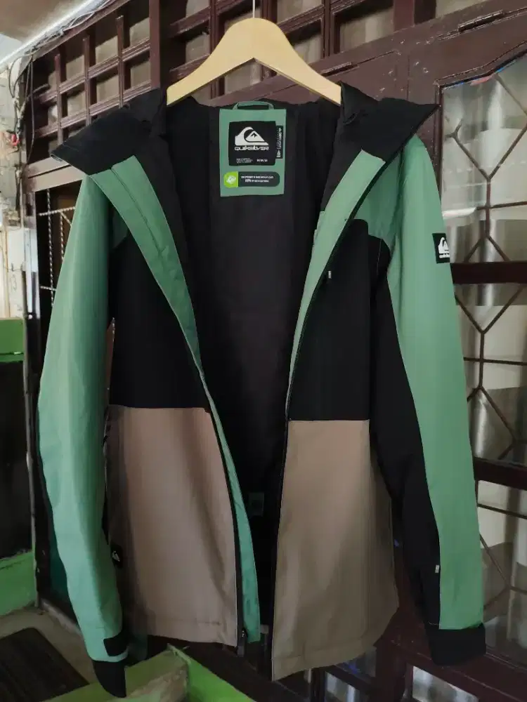 JAKET GUNUNG QUIKSILVER ORI