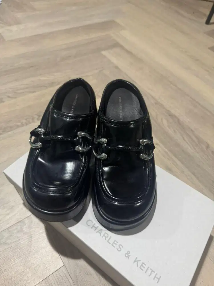 Sandal wedges Charles and Keith Original