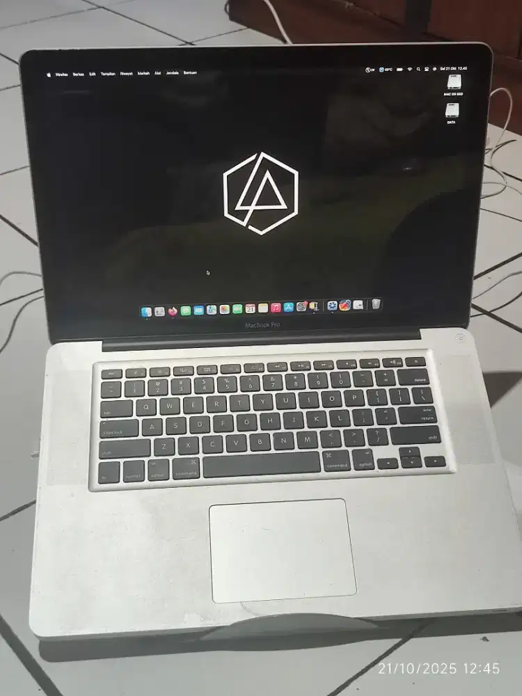 Macbook pro 15in 2011 corei7 240gb ssd 500gb hdd 8gb ram