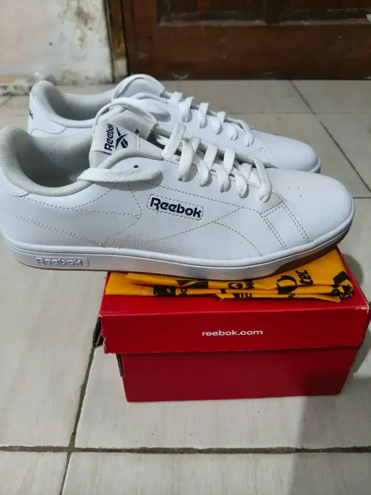 Reebok court white size 42
