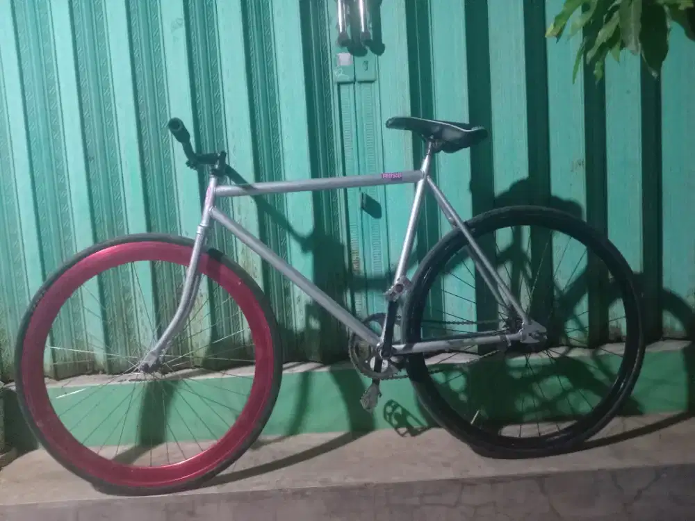 Sepeda fixie baru selesai repaint