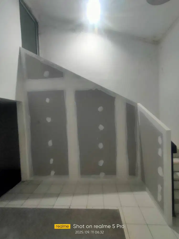 Desain rumah dekorasi plafon gypsum PVC WPC kisi2 dan moulding