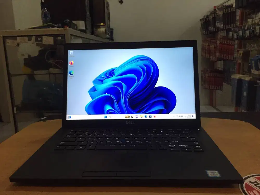 Laptop DELL Latitude E7490 Core i5Gen8 Ram 8GB SSD 256GB Slim Mulus