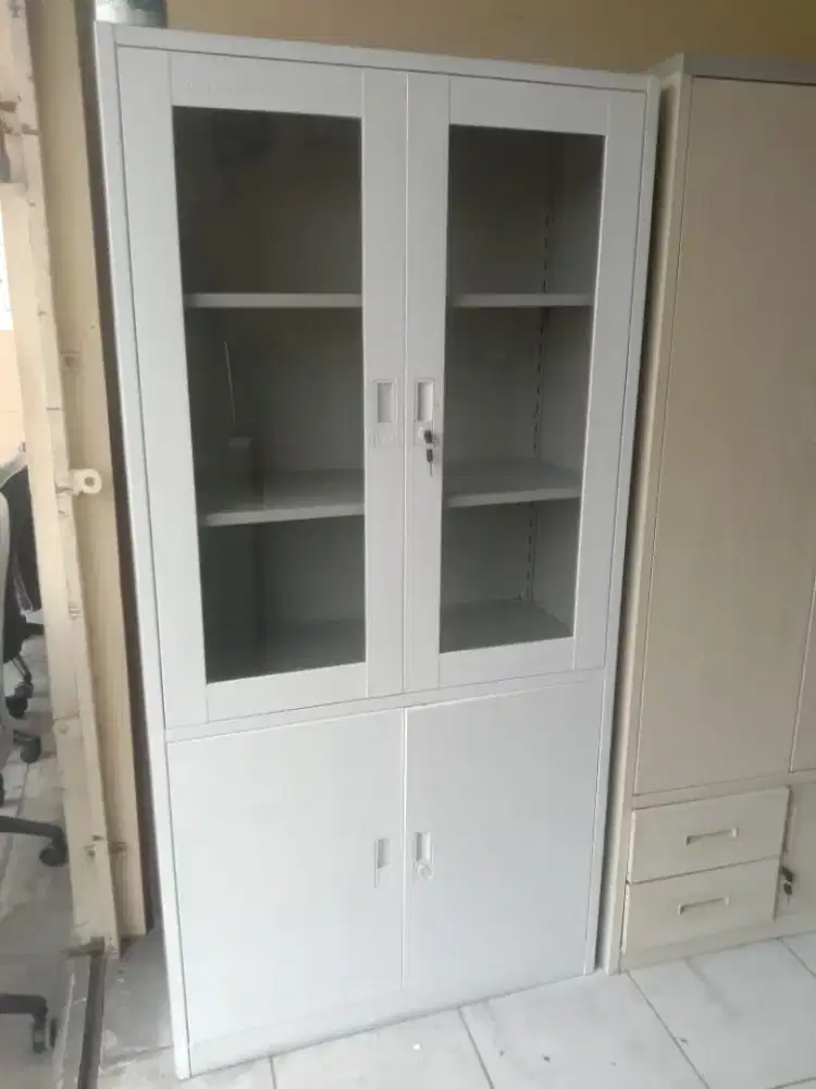 Lemari dokumen serbaguna bahan plat besi merk krisbow