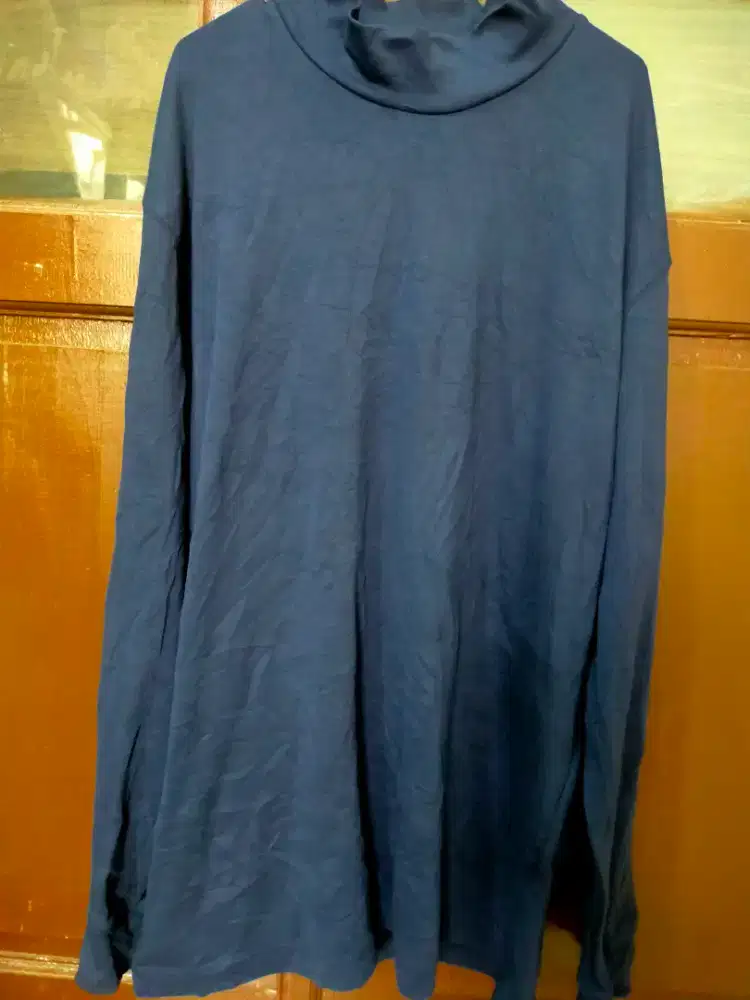 T-Shirt Turtleneck Merk UNIQLO (Original Mulus)