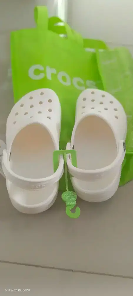 Sepatu sandal CROCS 100% new